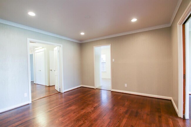 Building Photo - 6824 Southridge Dr