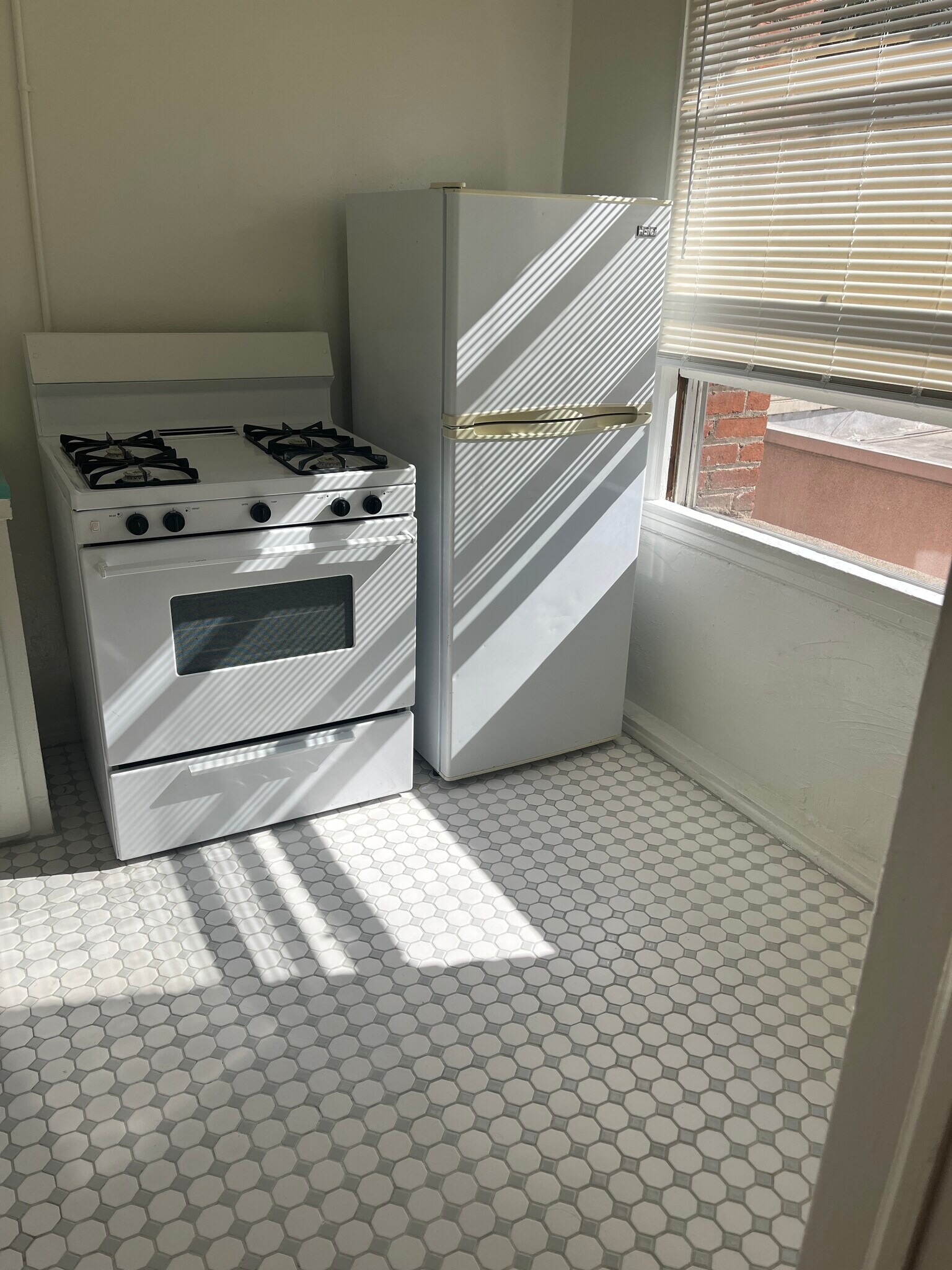 Building Photo - 545 S Hobart Blvd