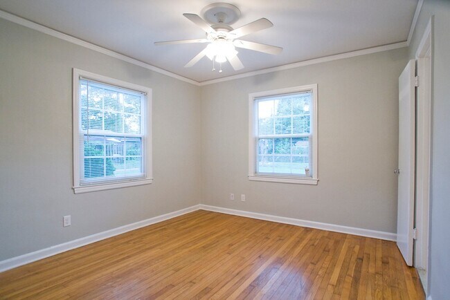 Building Photo - Quaint Downstairs 2 Bedroom