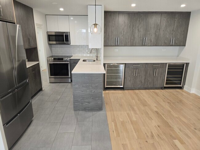 Building Photo - 227 E Walton Pl