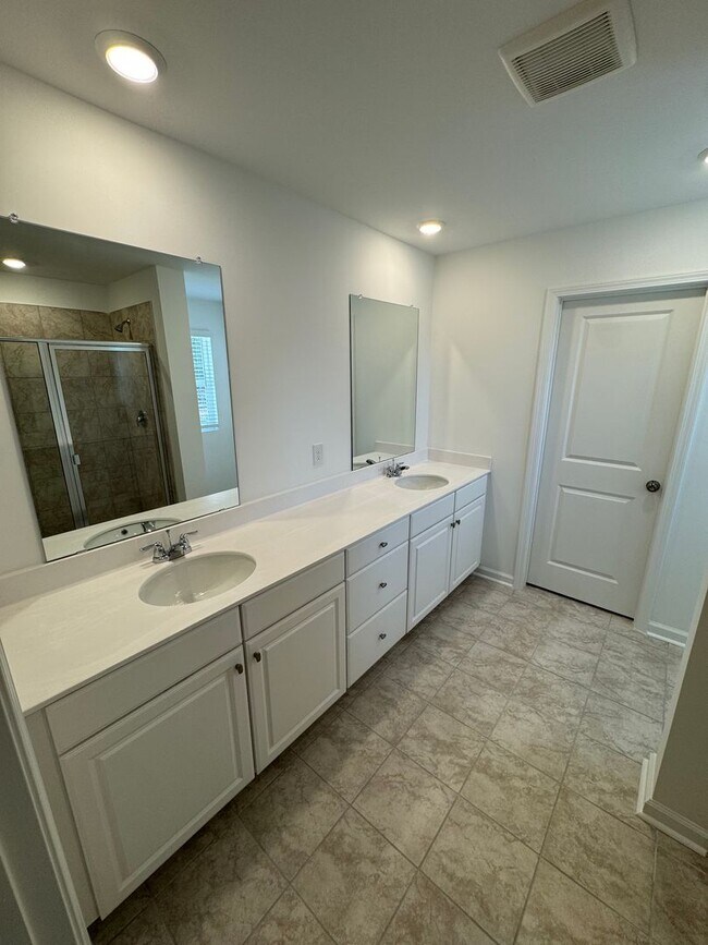 Building Photo - New 5 Bed 3 Bath Home in New Loganville Community!