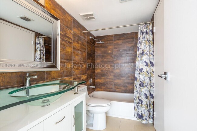 Building Photo - 7601 E Treasure Dr