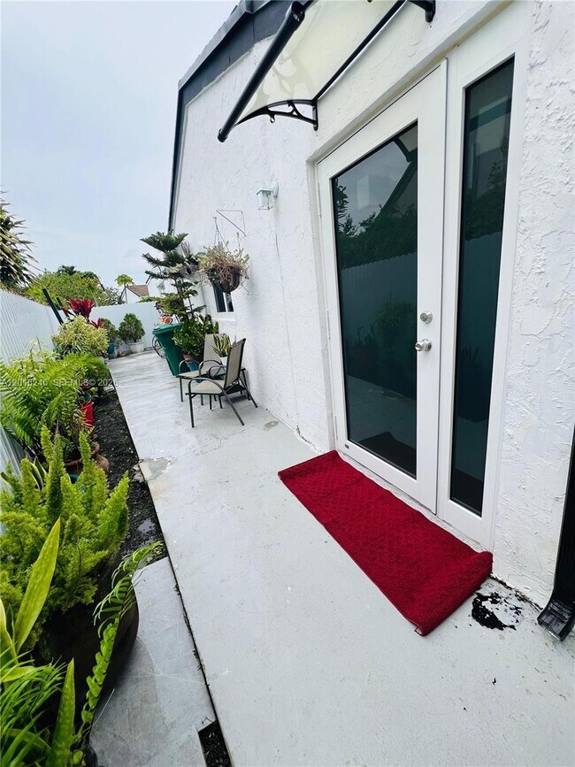 Building Photo - 2500 SW 131st Ct
