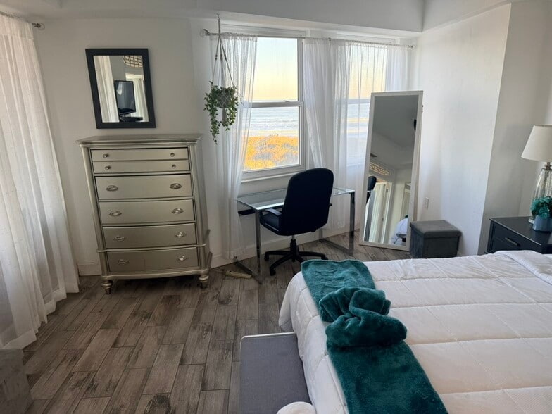 Main Bedroom - 104 Surfview Dr