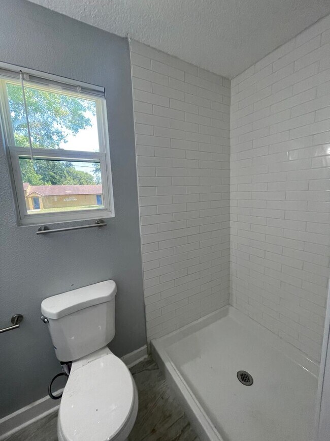 Building Photo - ** Move in Ready** 3/2 Single Family Home in College Park