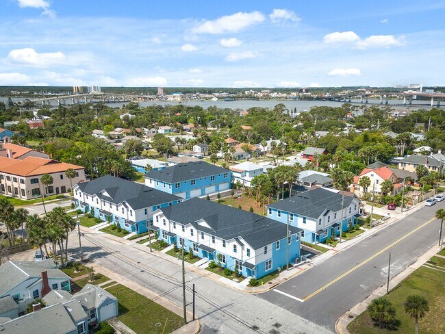Building Photo - Stunning 3 Bedroom 2.5 Bath Beachside Town...