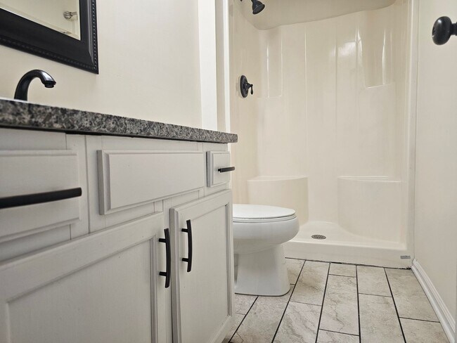 Building Photo - 546 Hollomon Dr