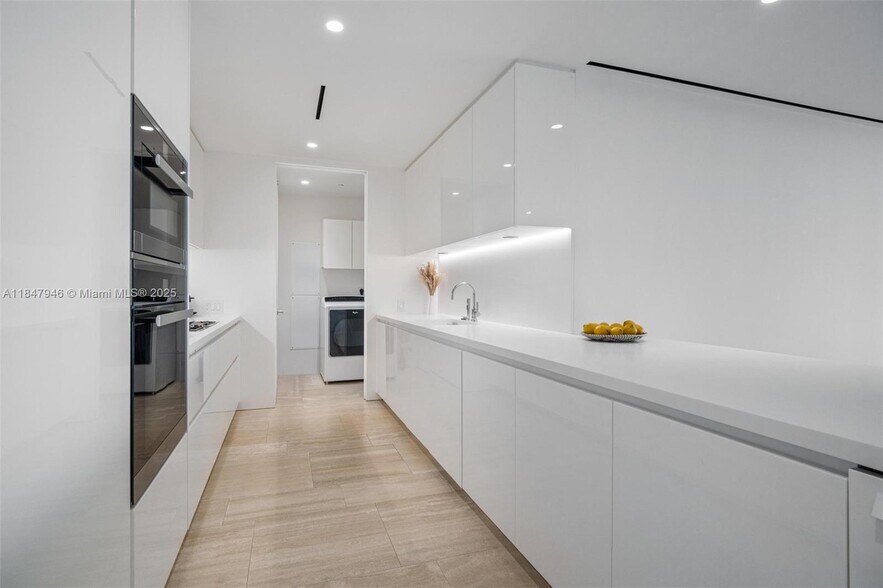 Building Photo - 9001 Collins Ave