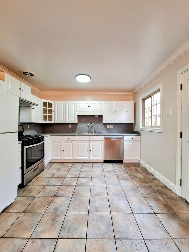 Building Photo - Beautiful Single Story House w/Low Mainten...