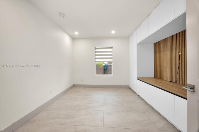 Building Photo - 2650 SW 65th Ave