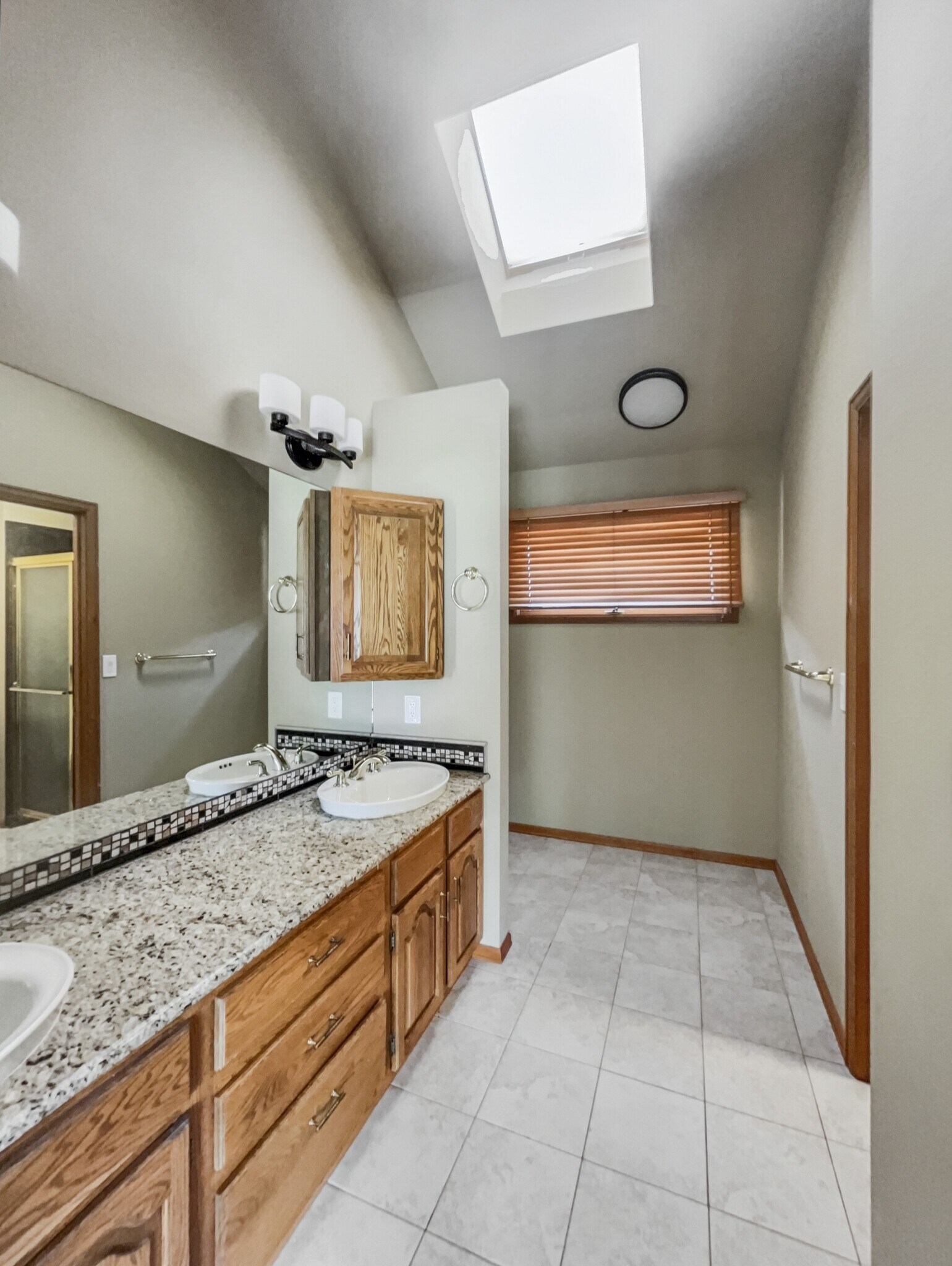 Building Photo - 450 Mesa Vista Ct