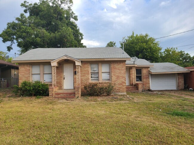 Building Photo - 2157 E Price St