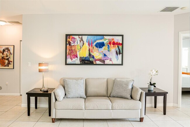 Building Photo - 821 SW 13th Ct