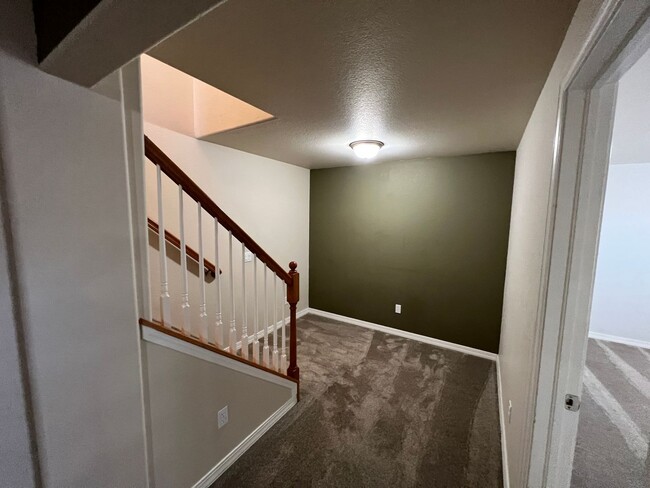 Building Photo - Pine Creek 5bd Home on Corner Lot 6 month ...