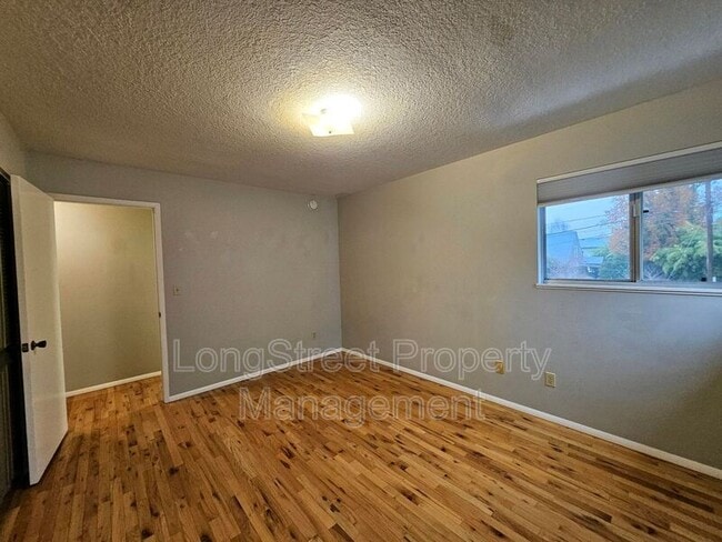 Building Photo - 4618 NE Broadway