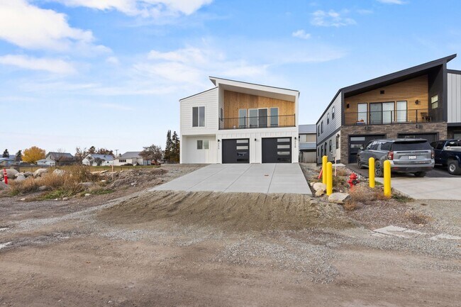 Building Photo - 865 9th St W