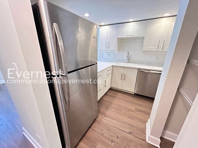 Building Photo - 2 Bed/2.5 Bath Townhome with Off-Street Parking / Available Now!