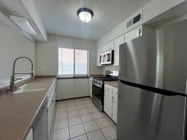 Building Photo - Cute 3 Bedroom 2 Bathroom Home In NW Albuq...