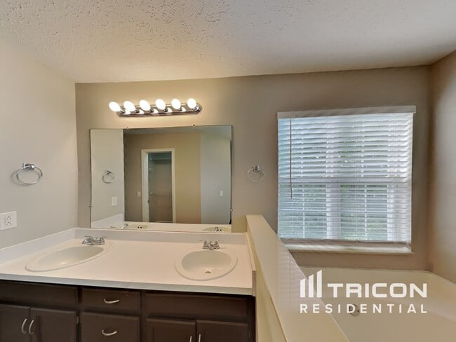 Building Photo - 1022 Ridge Trail
