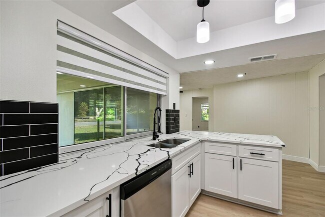 Building Photo - 970 Rolling Hills Dr