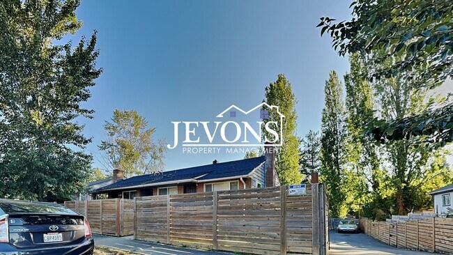 Building Photo - Inviting 2-bedroom 4-plex near Pritchard I...