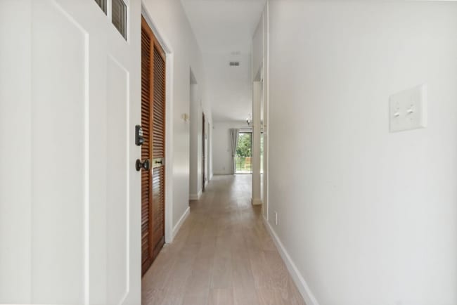 Building Photo - 175 E Lakemont Dr