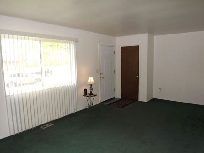Building Photo - COMING SOON! Updated 2 bed 1 bath Condo