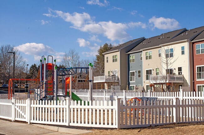 Building Photo - Move-In Ready End-Unit Townhome in Forest Lakes North