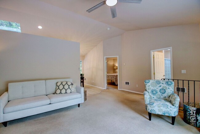 Building Photo - Lovely Clinton Home with Great Light and Pet Friendly!