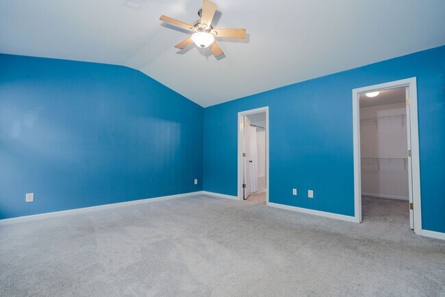 Building Photo - Serenity Meets Everyday Convenience!
