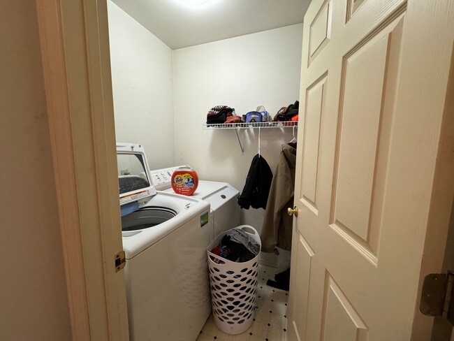 Building Photo - 3 Bed 1.5 Bath Townhouse w/ Garage Close t...