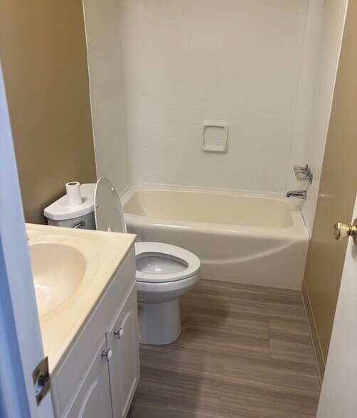 Building Photo - 5 Valleywood Ct