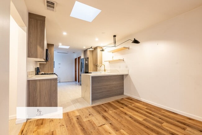 Building Photo - Spacious 4-Bed, 3-Bath Home in Los Angeles – Includes 2 Suites