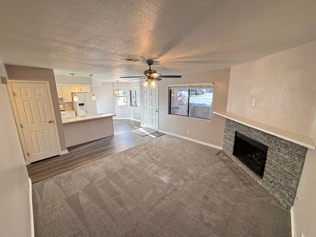 Building Photo - Gorgeous 2Bed/2Bath Condo located just out...