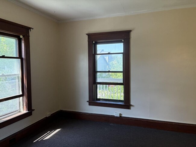 Building Photo - 48 Monroe St