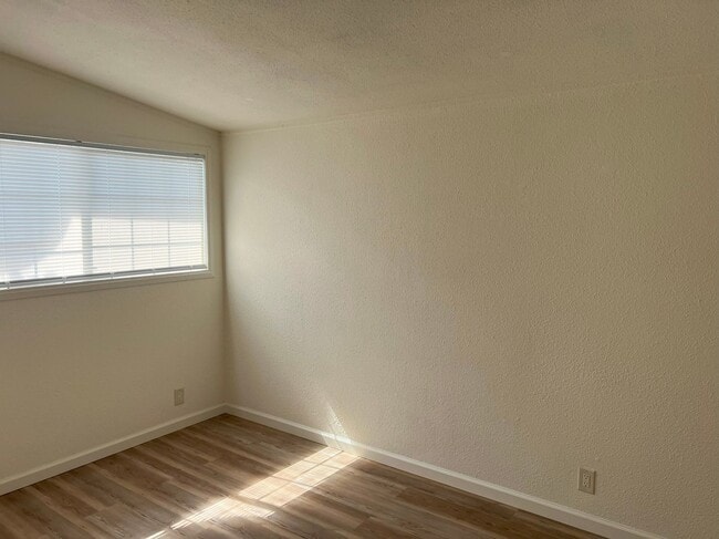 Building Photo - BEAUTIFUL CUL-DE-SAC HOME WITH LARGE PRIVA...
