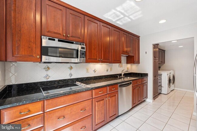 Building Photo - 214 James Thurber Ct
