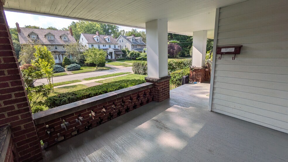 Building Photo - 2438 Woodmere Dr