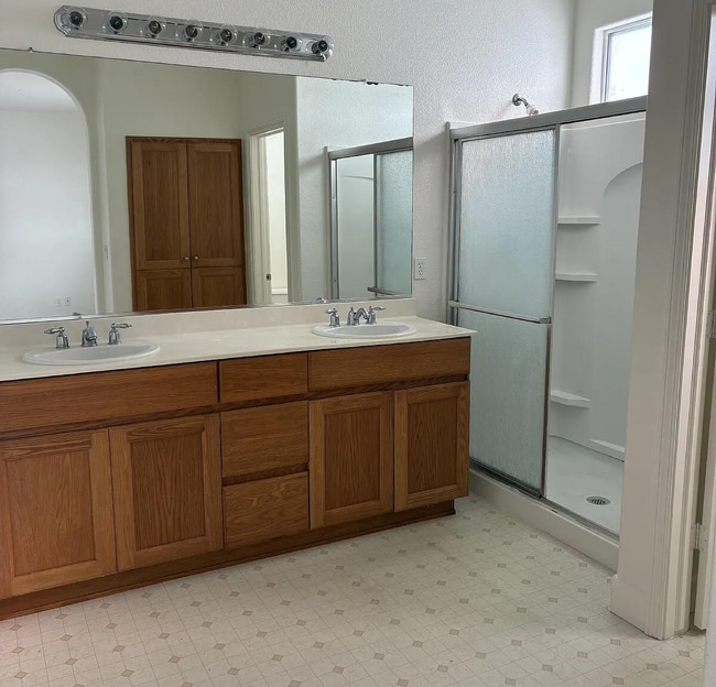 Building Photo - Spacious 4-Bedroom Haven with 2 Baths