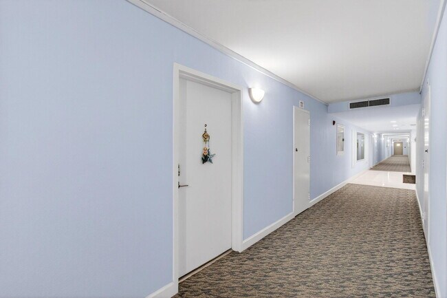 Building Photo - 1236 Hillsboro Mile