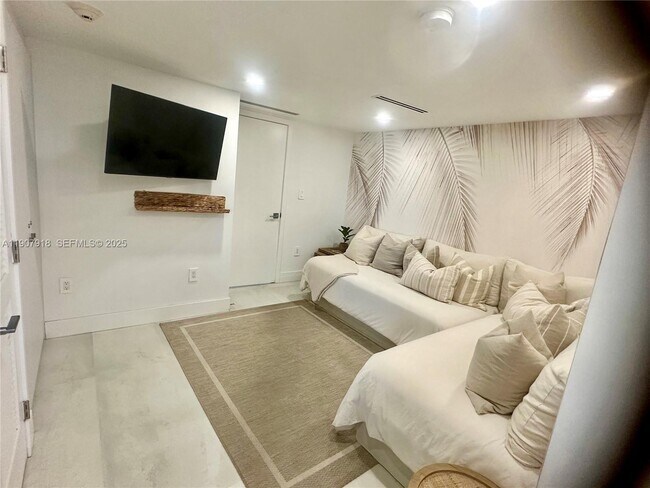 Building Photo - 100 Bayview Dr