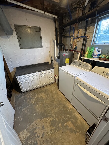 Laundry room (washer/dryer included) - 511 Bitsy Ln