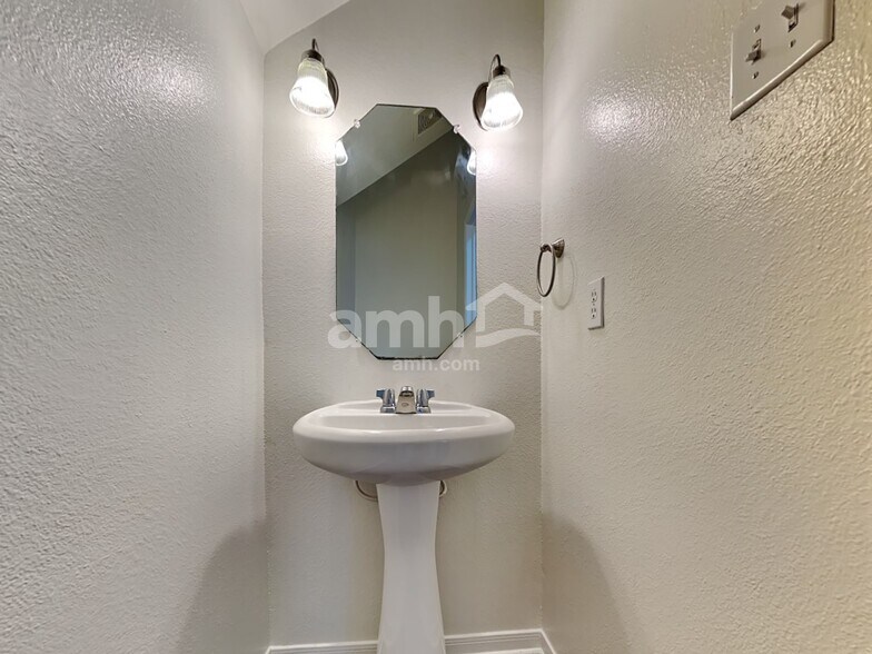 Building Photo - 21806 Grassy Hill Ln