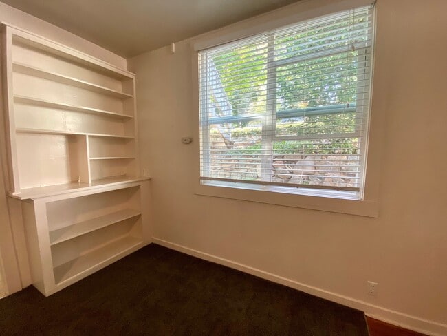 Building Photo - 414 S Pine St