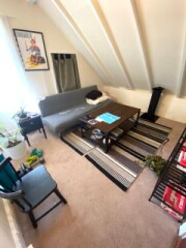 Building Photo - Allston 4.5 Bed  2 Bath - 9/1