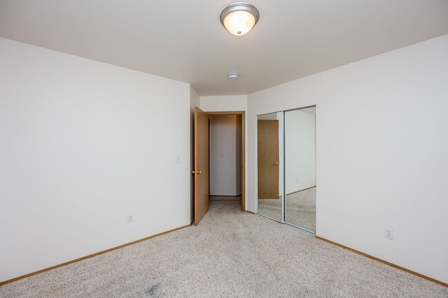 Building Photo - Rambler 3 Bedroom 2 Bath Fenced Yard - Orting
