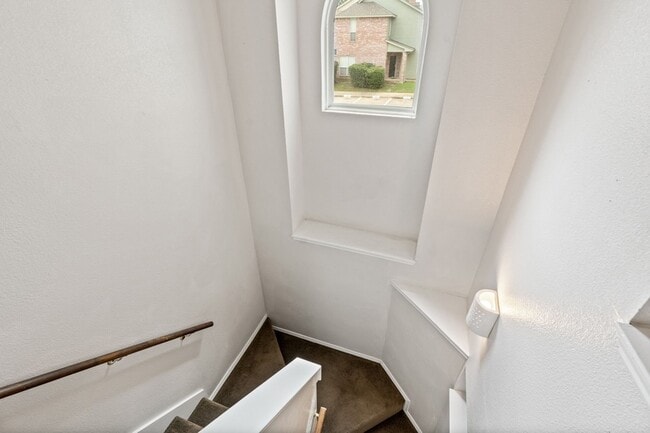 Building Photo - 3906 Pickett Pl Dr