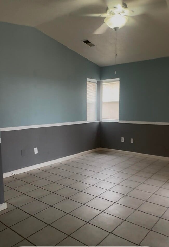 Building Photo - 556 Apache Loop SW