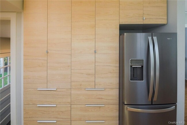 Building Photo - 64 Parkview Dr