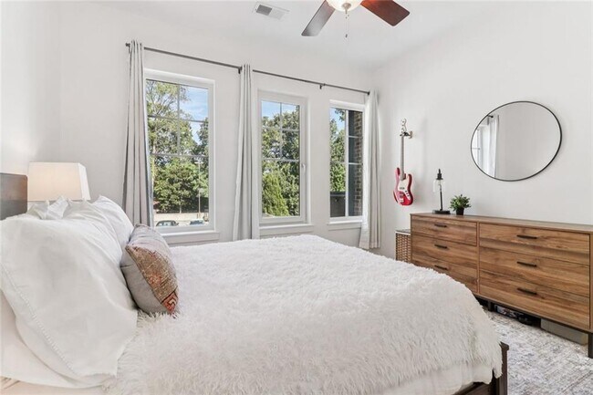 Building Photo - 1430 Dresden Dr NE